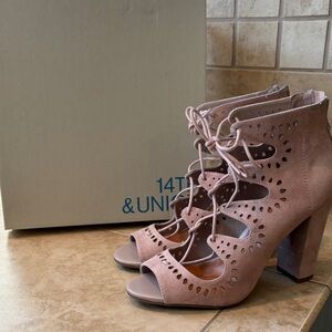 14th & Union Women's Mauve Cutout Heels